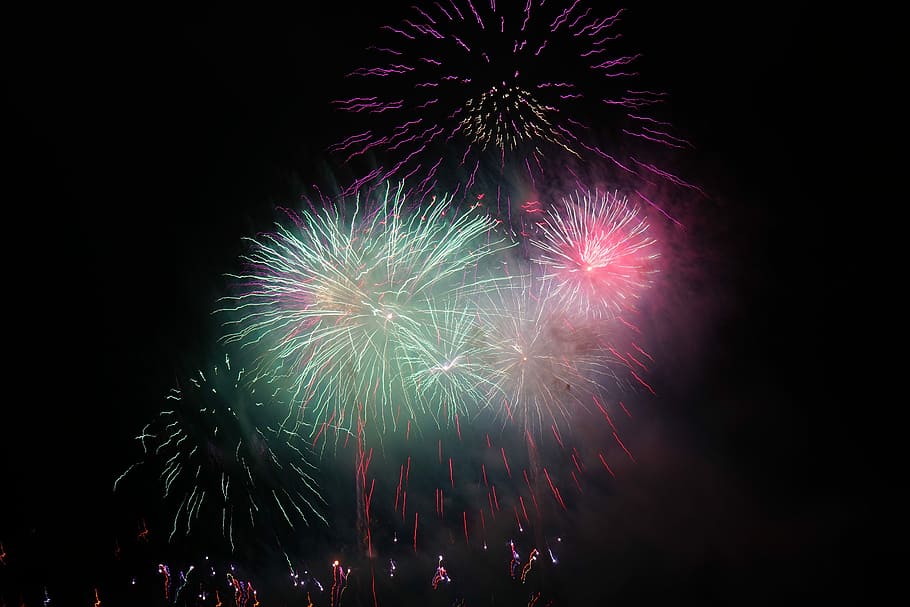 fogos de artifício durante a noite, Foguete, Laranja, Fogos de artifício, vermelho, véspera de ano novo, chuva de faíscas, pirotecnia, dia de ano novo, arte de fogos de artifício