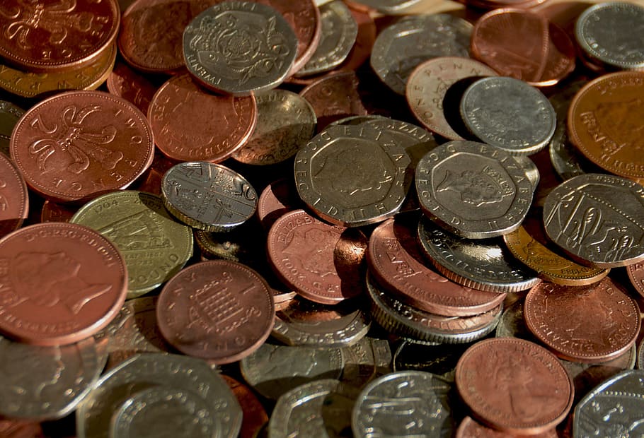 lote de monedas con forma y denominación de colores surtidos, monedas, dinero en efectivo, dinero, moneda, negocios, finanzas, banca, riqueza, inversión