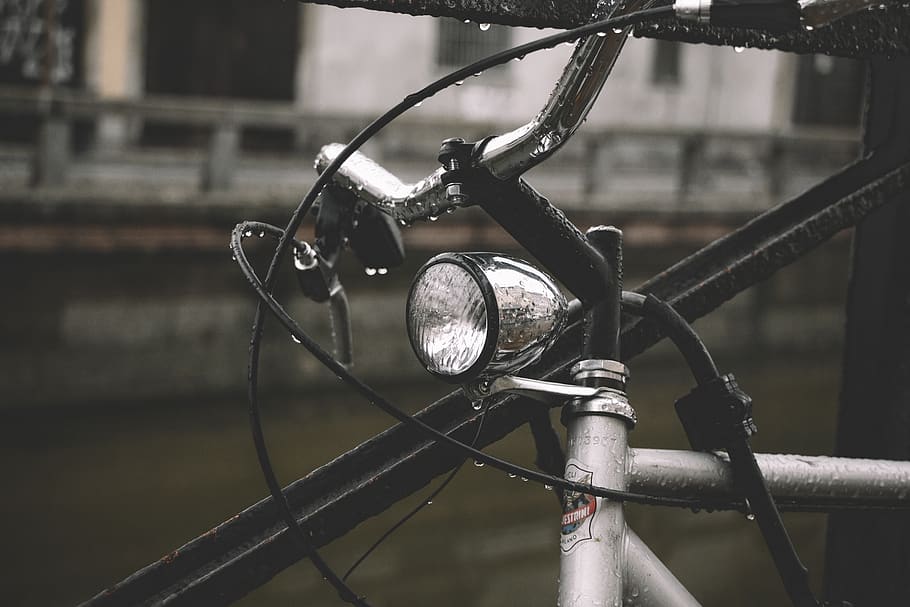 bicicleta, luz, viagem, molhado, chuva, ao ar livre, meio de transporte, transporte, veículo terrestre, foco no primeiro plano