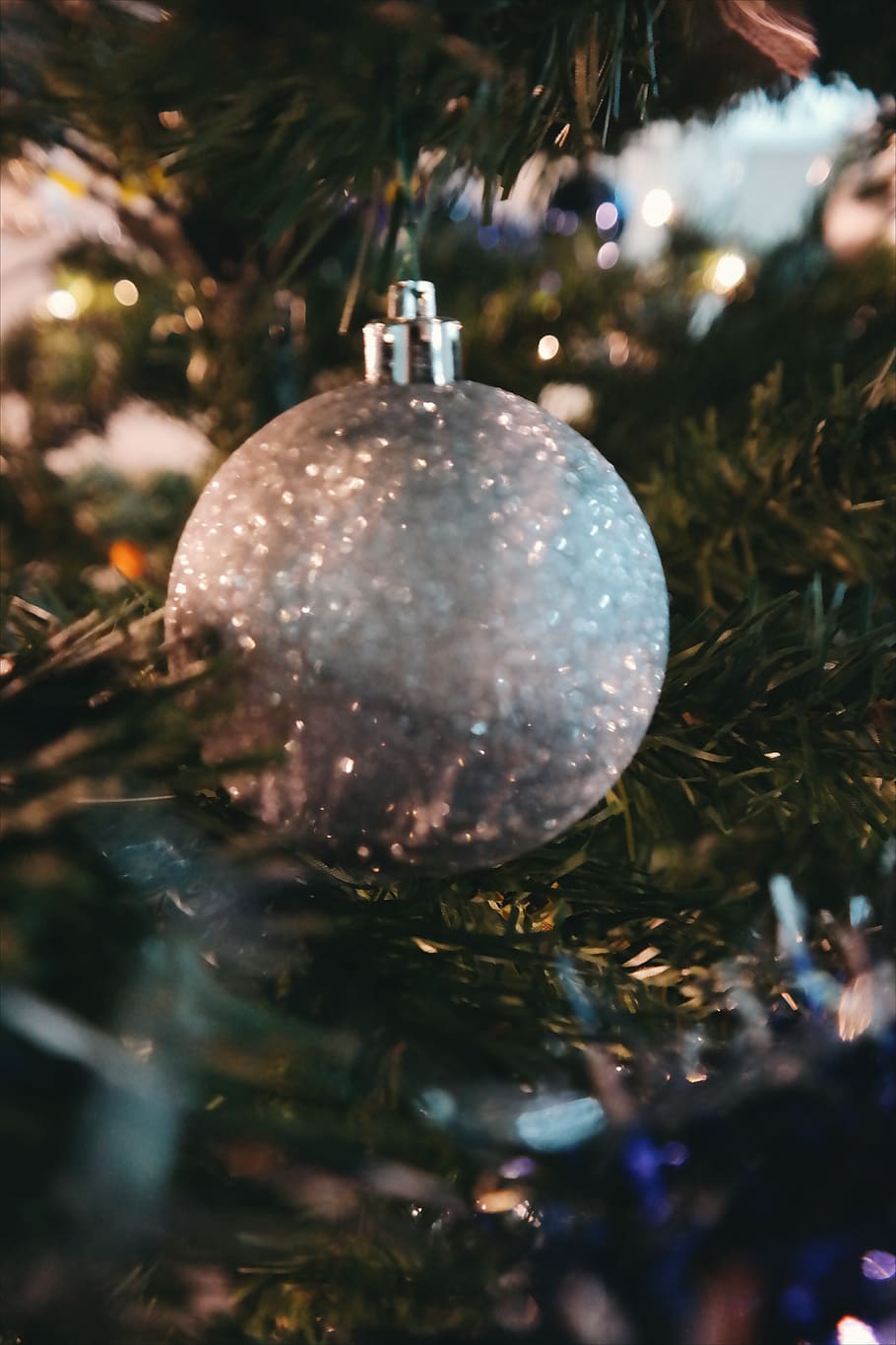 Navidad, árbol, plata, brillo, bola, adorno, luces, pantalla, diseño, desenfoque