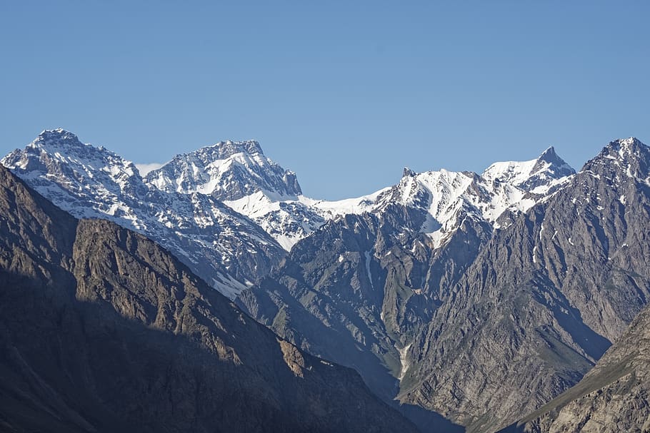 tajiquistão, província de mountain-badakhshan, pamir, altas montanhas, vale de pandsch, paisagem, montanhas, neve, área de fronteira, afeganistão