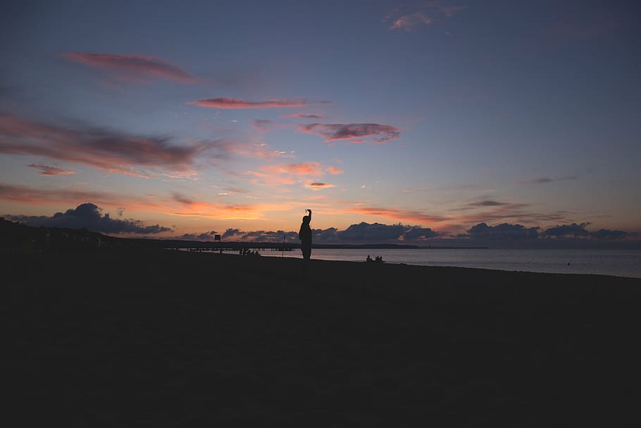 silueta, persona, en pie, playa, foto, niña, cerca de la orilla del mar, naturaleza, apuntalar, arena