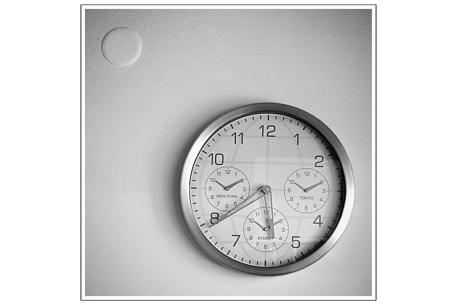 rodada, cinza, relógio de parede cronógrafo metálico, exibindo, 5:39, minimalismo, simplicidade, detalhes, branco, arte