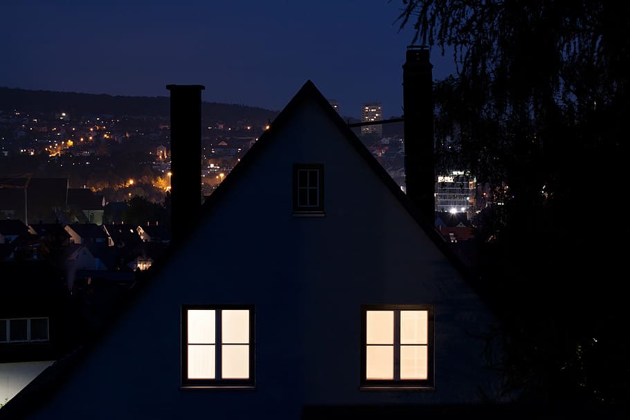 silueta, casa, noche, 2 ventana, apartamento, iluminado, ligero, iluminación, chimenea, árbol