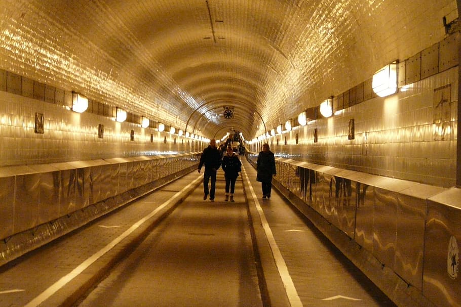 tunnel-elbe-tunnel-age-light.jpg