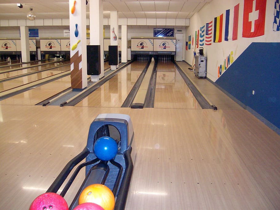 bowling, leisure, bowling alley, ball, sport, indoors, lifestyles, flooring, human body part, real people