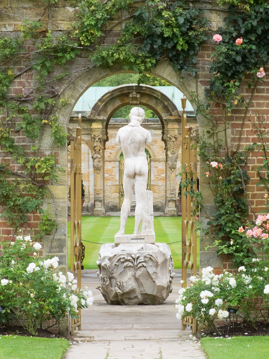 статуи в саду фото