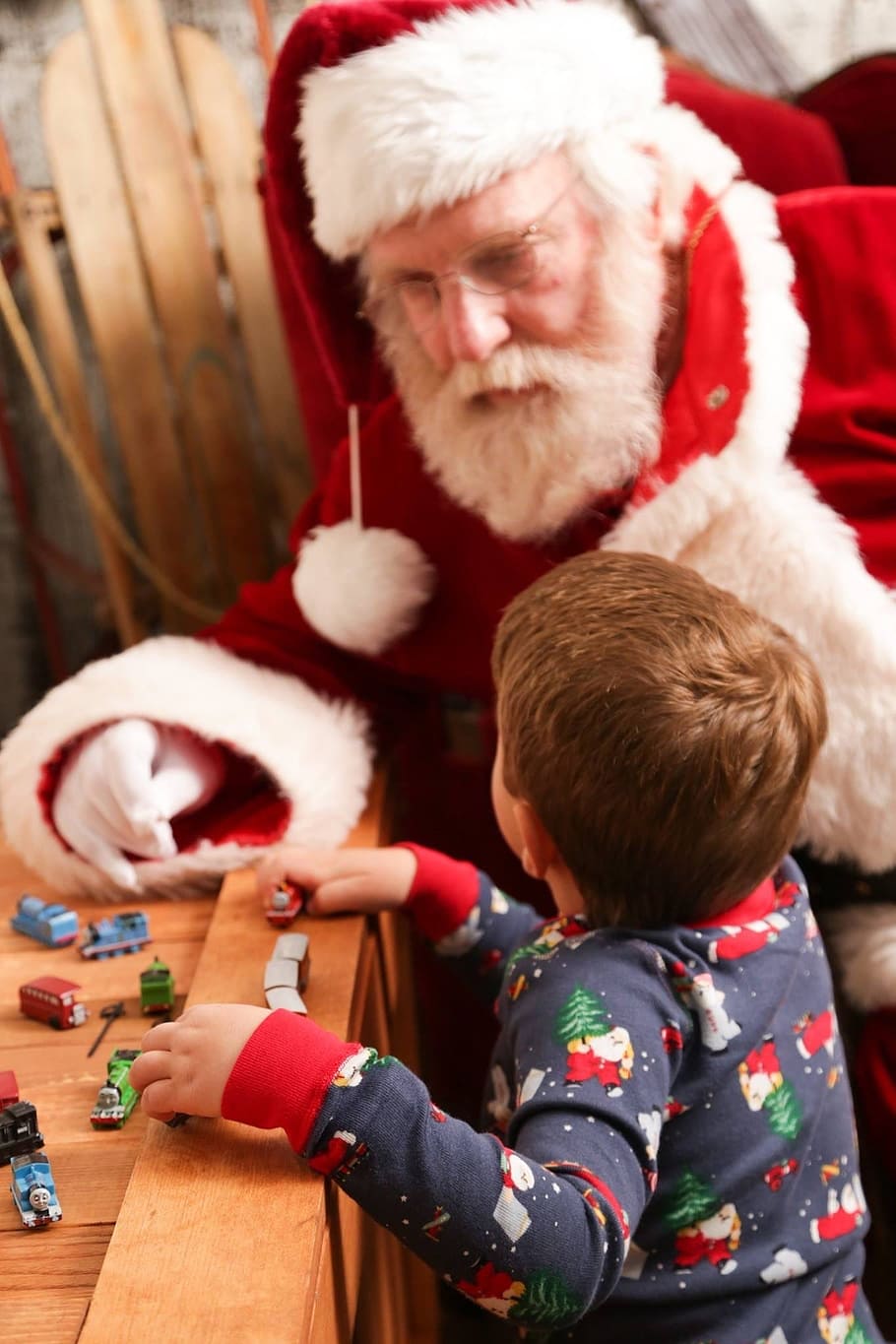 男, 身に着けている, サンタクロースの衣装, 横に, 男の子, 遊んで, トーマス, 電車のおもちゃ, 茶色, 木製