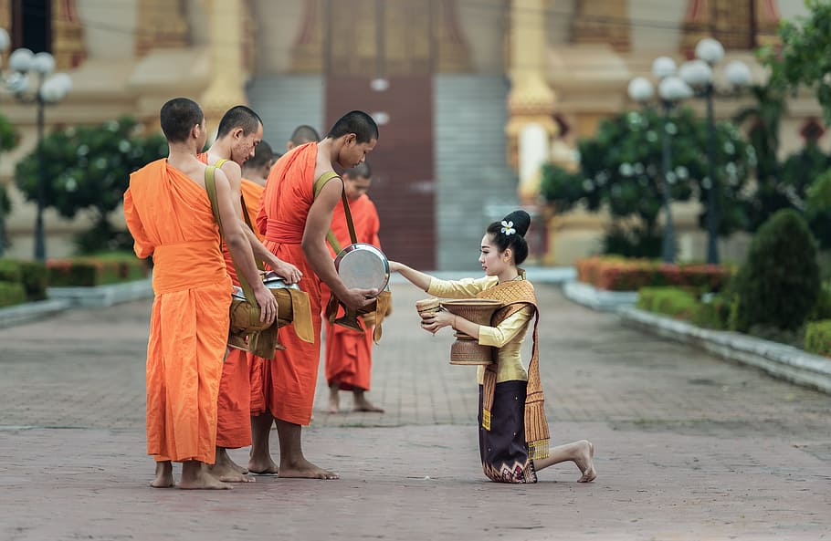 grupo, hombres, mujer, arrodillado, durante el día, monjes, rezo, bangkok, asia, el símbolo