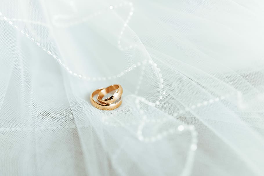 casamento, preparações, branco, dourado, diamante, vestido, brincos, anéis, véu, espartilho