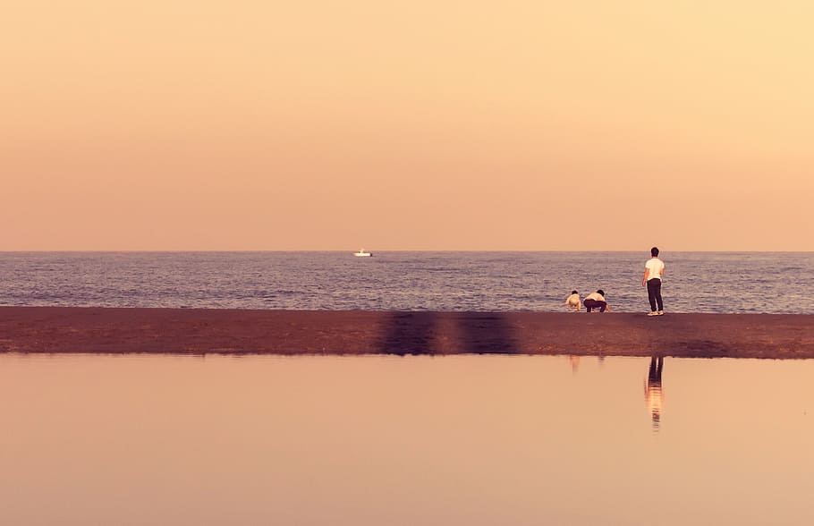 hombre, de pie, frente, cuerpo, agua, tres, gente, playa, puesta de sol, mar