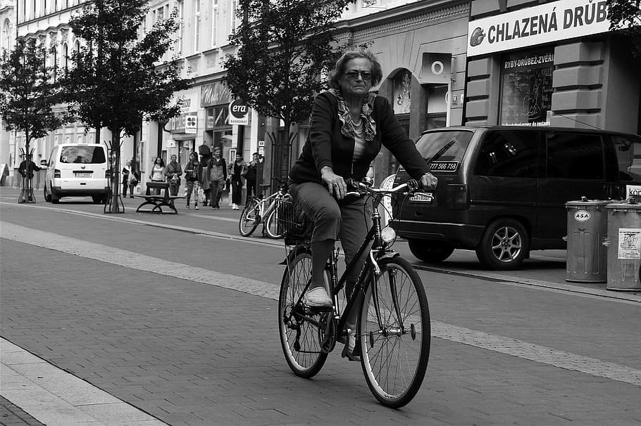 ciclista, black and white, mrs, round, ride, road, street, českě české budějovice, cable street, woman