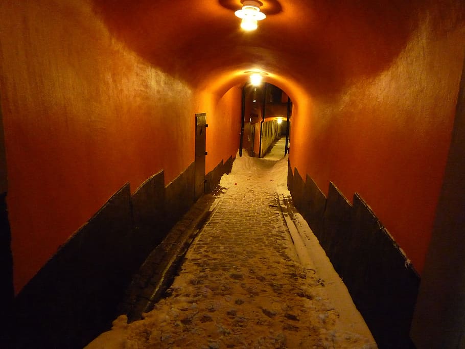 Estocolmo, casco antiguo, callejón, Gamla Stan, en el interior, corredor, horror, bodega, el camino a seguir, iluminado