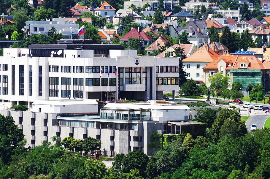 bratislava, eslováquia, parlamento, arquitetura, exterior do edifício, estrutura construída, construção, planta, árvore, bairro residencial