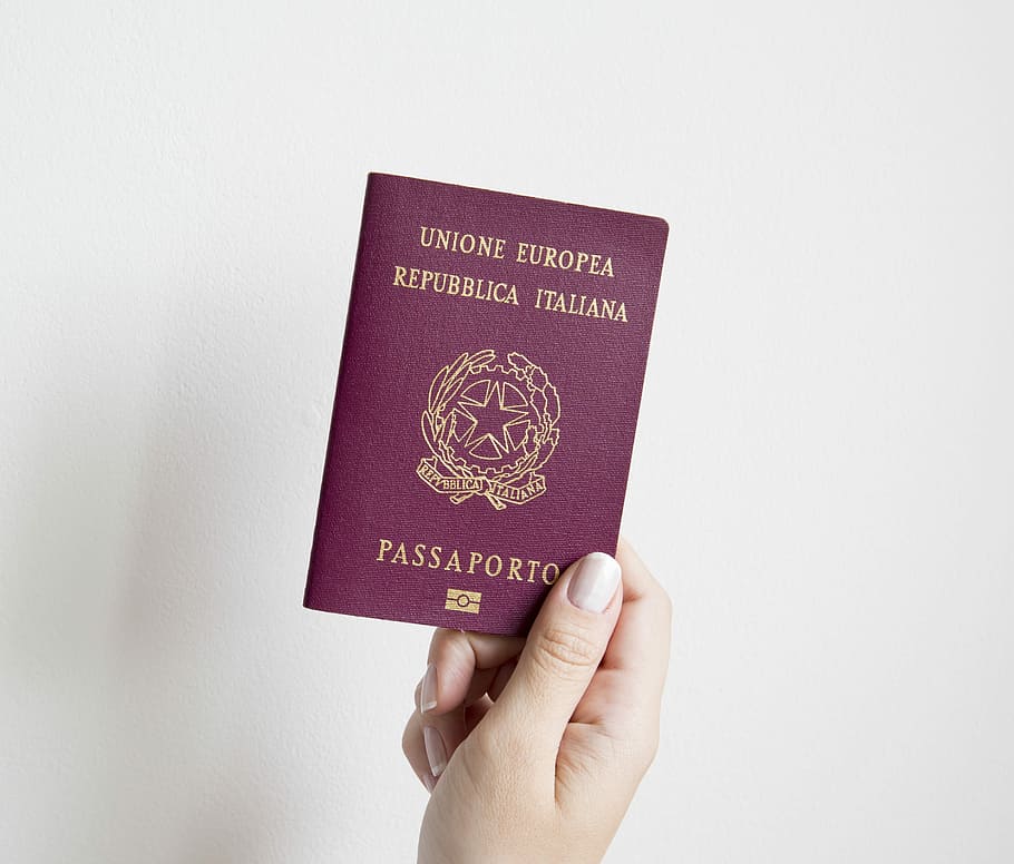 orang, memegang, buku paspor italiana, Paspor, Visa, Imigrasi, Dokumen, internasional, pariwisata, perjalanan