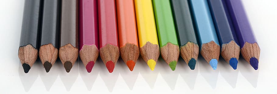 lote de lápices de colores variados, blanco, superficie, lápices de colores, pintura, bolígrafos, crayones, color, dibujo, colorido