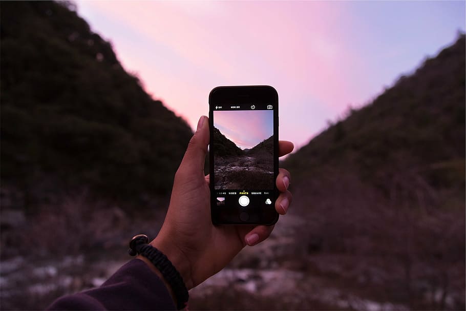 persona, tenencia, negro, teléfono inteligente, tomando, foto, montaña, espacio, gris, iPhone