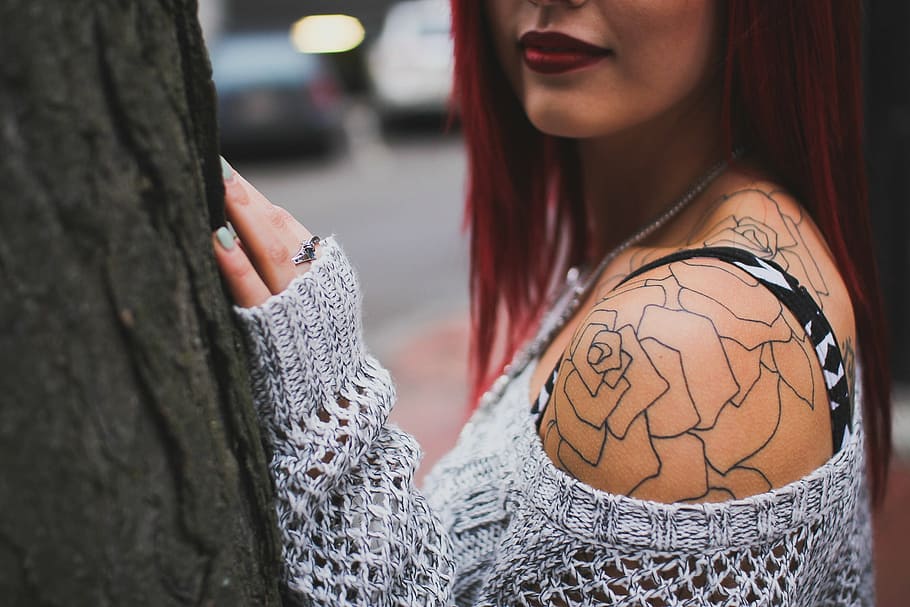 mujer, gris, suéter de hombro, rosa, tatuaje de hombro, árbol, tejido de punto, hombro, suéter, madera