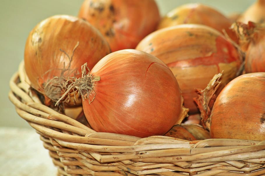 white, onion lot, brown, wicker basket, onions, vegetables, food, cook, nutrition, zwiebelschale