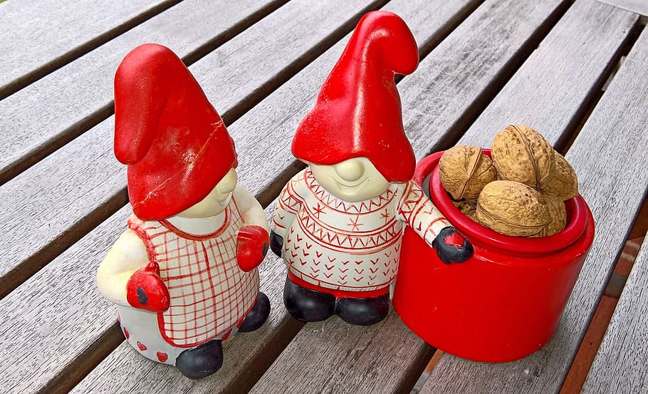 pareja de navidad wichtel, navidad, pareja, tomte, diseño sueco, tapas de bolsas de gelatina rojas, sobre ojos, figuras de cerámica, con nueces, lindo