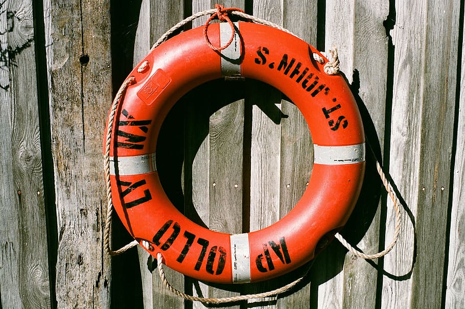 naranja, blanco, flotador, anillo, gris, madera, superficie del tablón, salvavidas, barco, vela