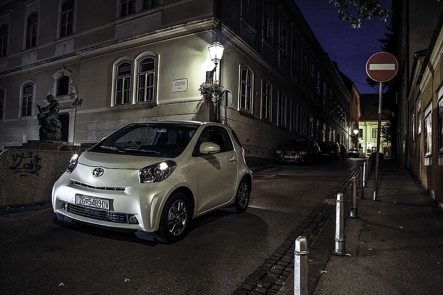 toyota iq, car, small car, mode of transportation, motor vehicle, transportation, building exterior, architecture, built structure, street