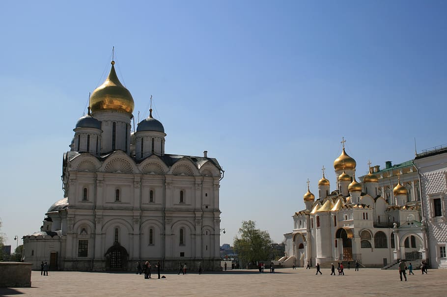 cathedral of the archangel, architecture, white building, domes, 1 golden dome, 4 metalic blue domes, church, russian orthodox, religion, annunciation church