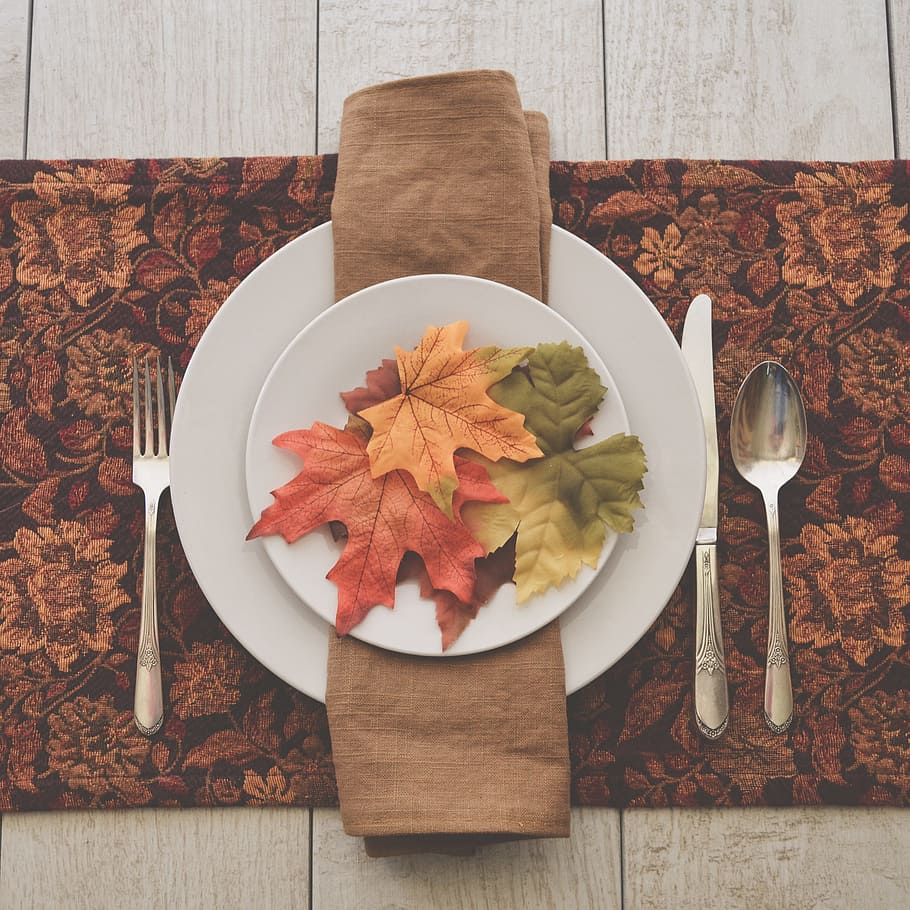 tabla de otoño, ajuste de tabla, colores de otoño, ajuste de lugar, desde arriba, ajuste de lugar aislado, cubiertos, estacional, temporada de otoño, mesa