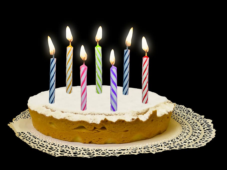 velas de colores variados, redondo, blanco, pastel, comer, emociones, cumpleaños, pastel de cumpleaños, velas de cumpleaños, velas