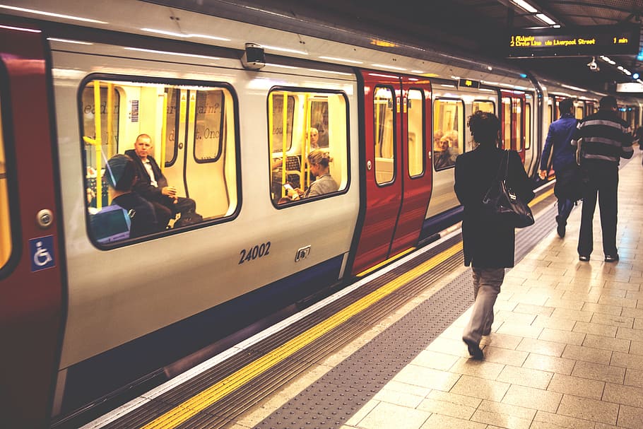 caminhando, ao longo, plataforma, londres, subterrâneo, Pessoas, London Underground, metrô, trem, viagem