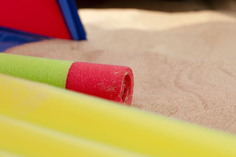 Juguetes, niños, agua, salpicaduras, playa, juguetes para niños, salpicaduras de agua, arena, foso de arena, rojo