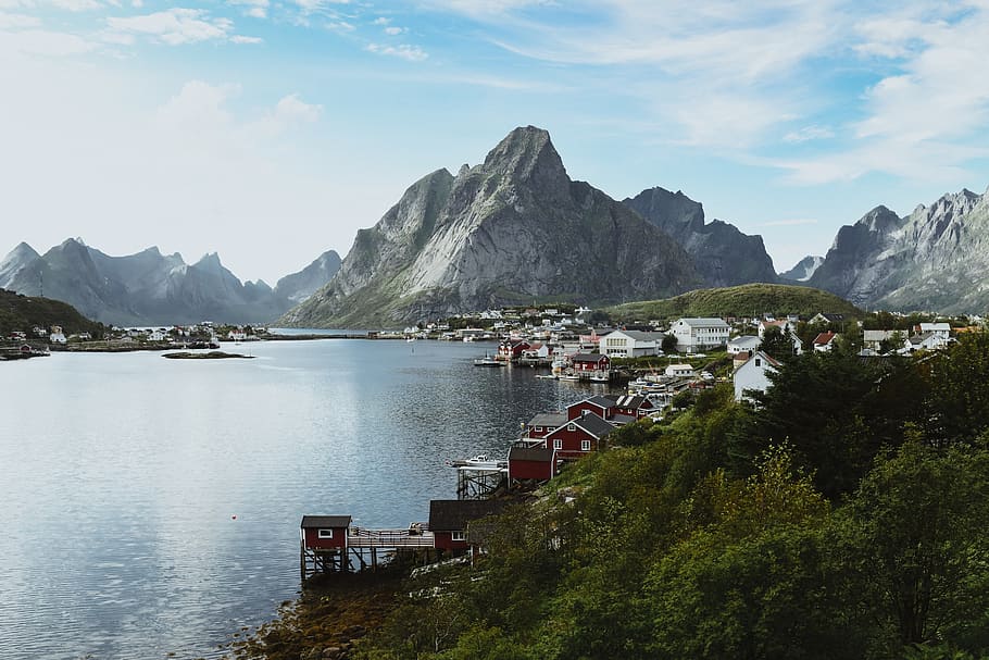 Noruega, Lofoten, pueblo, montañas, naturaleza, cielo, nubes, soleado, turismo, viajes
