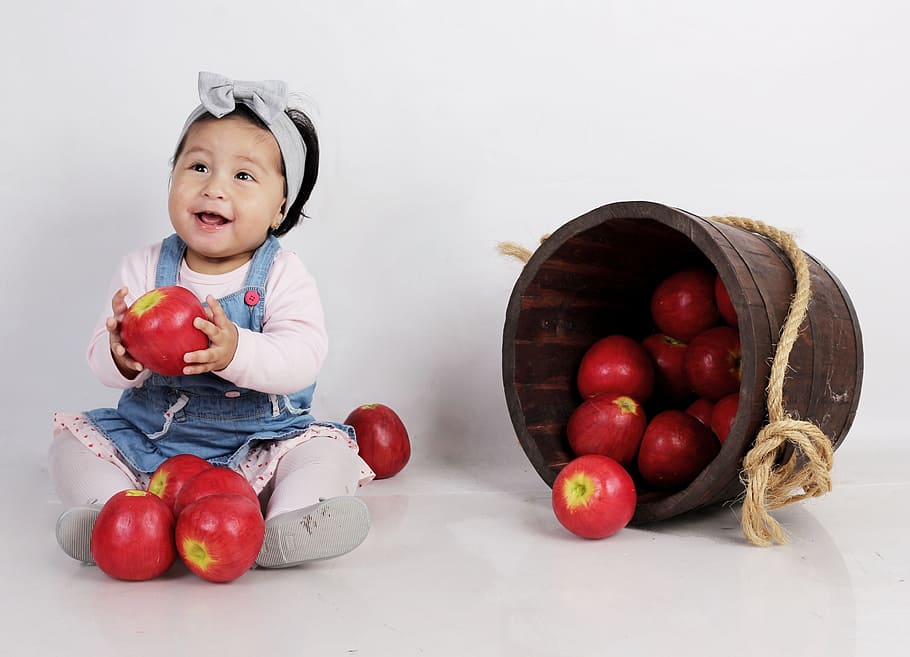 niña, tenencia, rojo, manzana, bebe, feliz, fruta, retrato infantil, bebé, joven