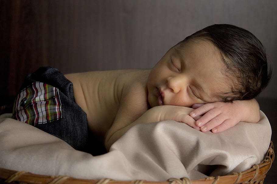 Bebé, superior, marrón, textil de cuero, durmiendo, cesta, mano, boca, ojos, nariz
