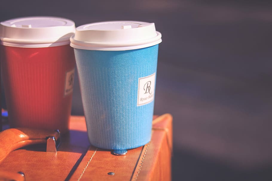 duas, xícaras de café azul-branco-e-vermelho, marrom, pasta de couro, azul, branco, café vermelho, xícaras, couro, pasta