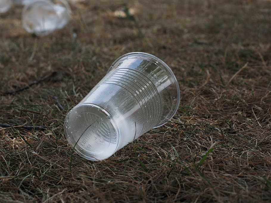 明確な使い捨てカップ, 飲料カップ, カップ, プラスチックカップ, ドリンク, 競争, ゴミ, プラスチック廃棄物, 廃棄物, 捨てる