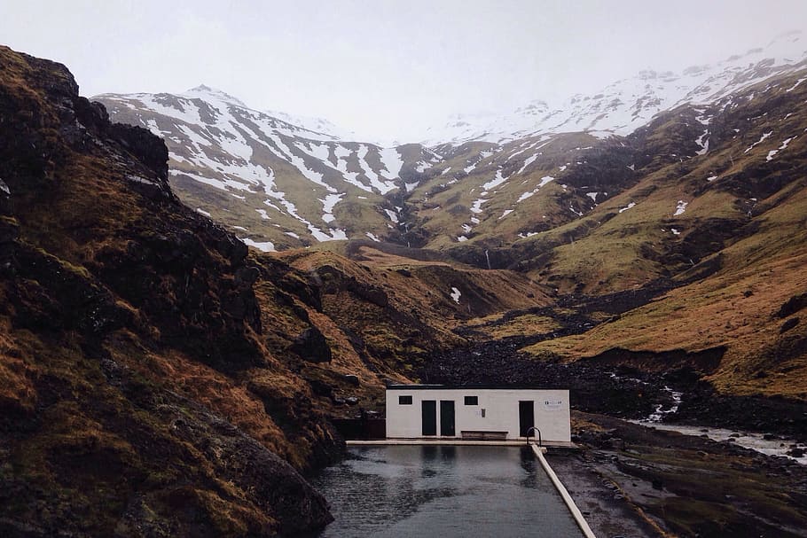 建物, 座っている, 劇的な山の風景, 山, 風景, アイスランド, 自然, 冬, 屋外, 水