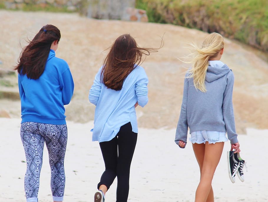 três, mulheres, andando, beira mar, dia, menina, mulheres jovens, andar, praia, mar