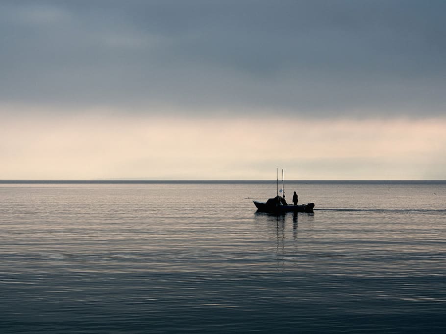 silueta, barco, azul, cuerpo, agua, nublado, cielo, persona, pescar, pescador
