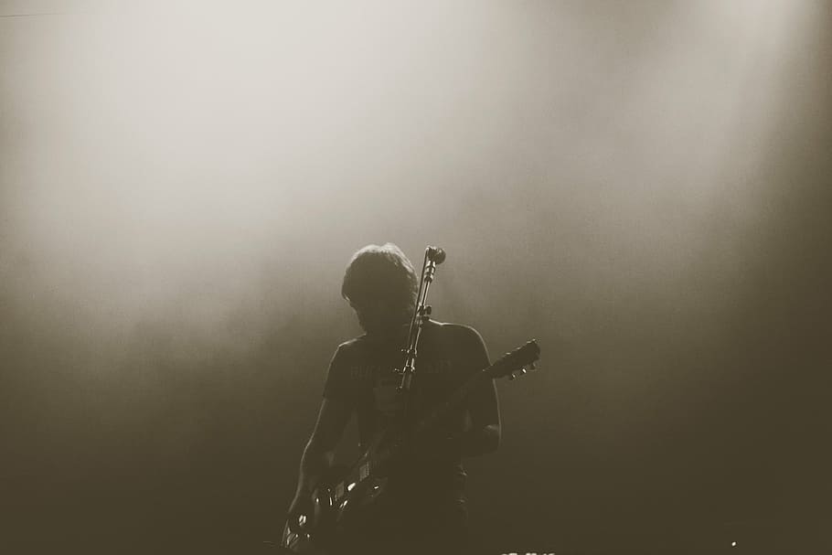 homem, tocando, violão, ao lado, microfone foto em escala de cinza, cara, músico, música, pessoas, banda