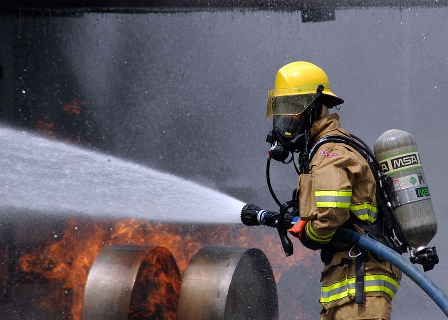 memegang selang pemadam kebakaran, pemadam kebakaran, pelatihan, api pesawat simulasi, api, panas, berbahaya, peralatan, perlindungan, helm