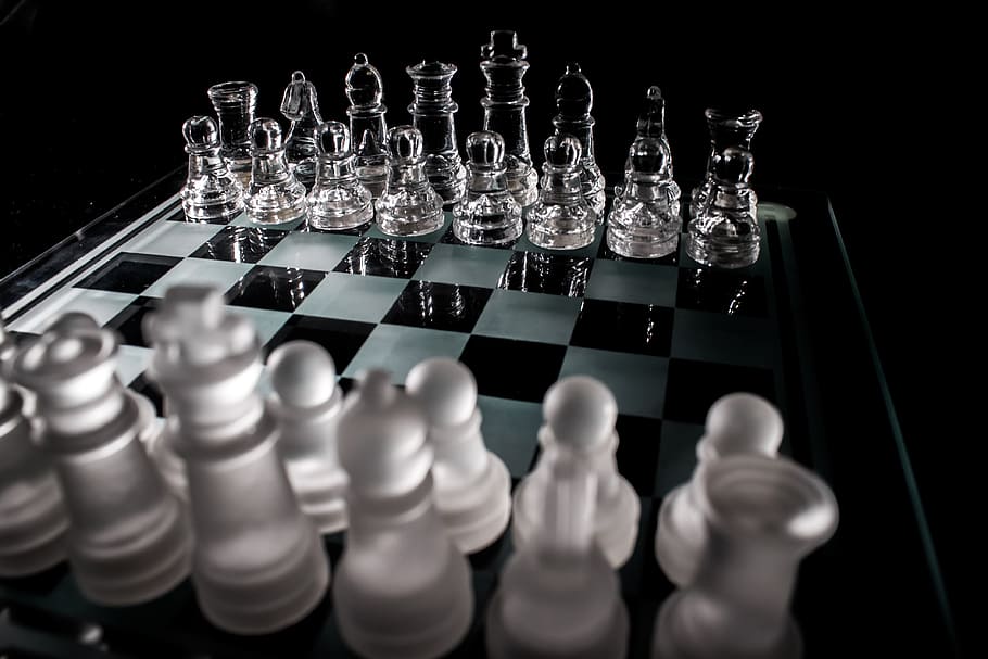 Juego de ajedrez de cristal, conjunto, negro, fondo, ajedrez, rey, juego, competencia, inteligencia, jugar