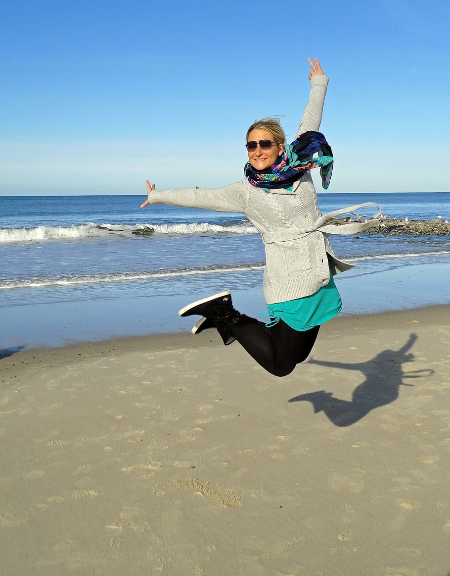 mujer, saltando, cuerpo, agua, salto, alegría, risa, playa, mar, entusiasmo