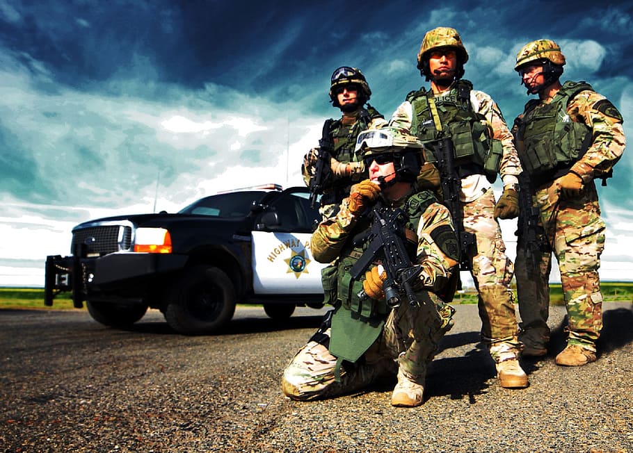 Cuatro, hombres, soldados, vehículos, policía, patrulla de carreteras, equipo swat, california, chp, aplicación de la ley