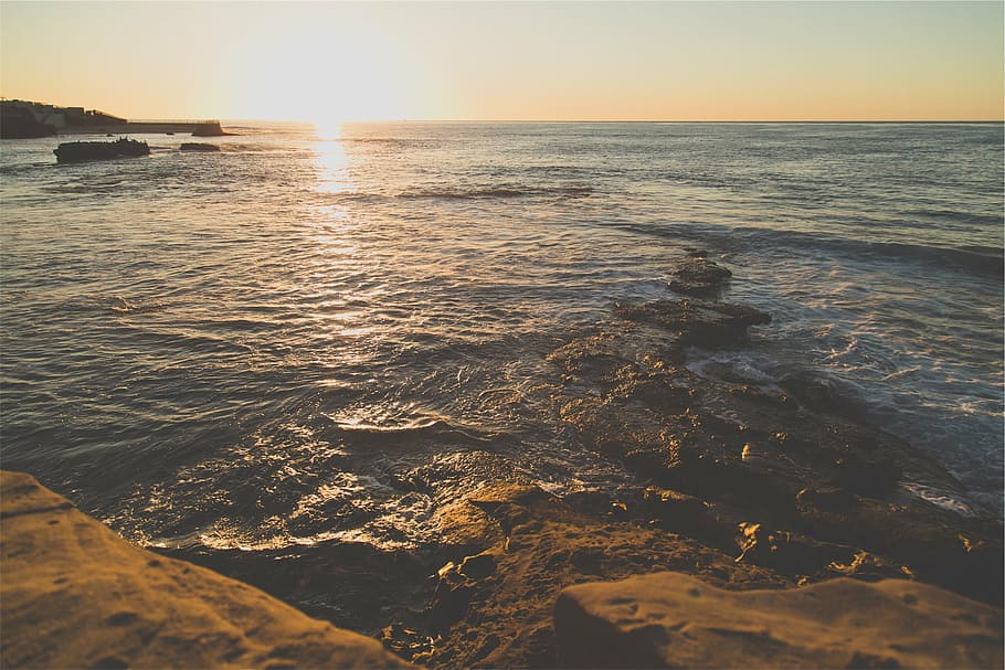 pantai saat matahari terbenam, samudra, ombak, melambai, batu, pantai, matahari terbenam, laut, air, sinar matahari