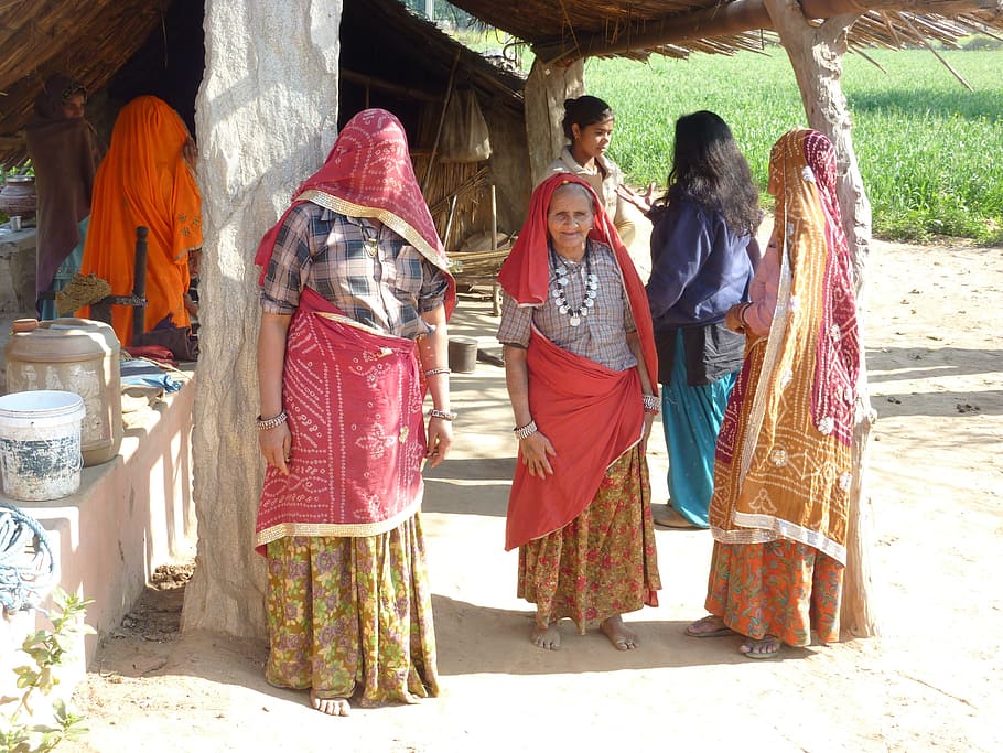 mujer, vistiendo, rojo, gris, vestido sari, Village, India, Rajasthan, Mujeres, village india
