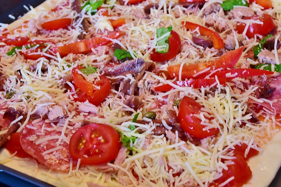pizza yang dipanggang, pizza, pizza topping mentah, tomat, salami, keju, adonan, italia, makanan, sosis