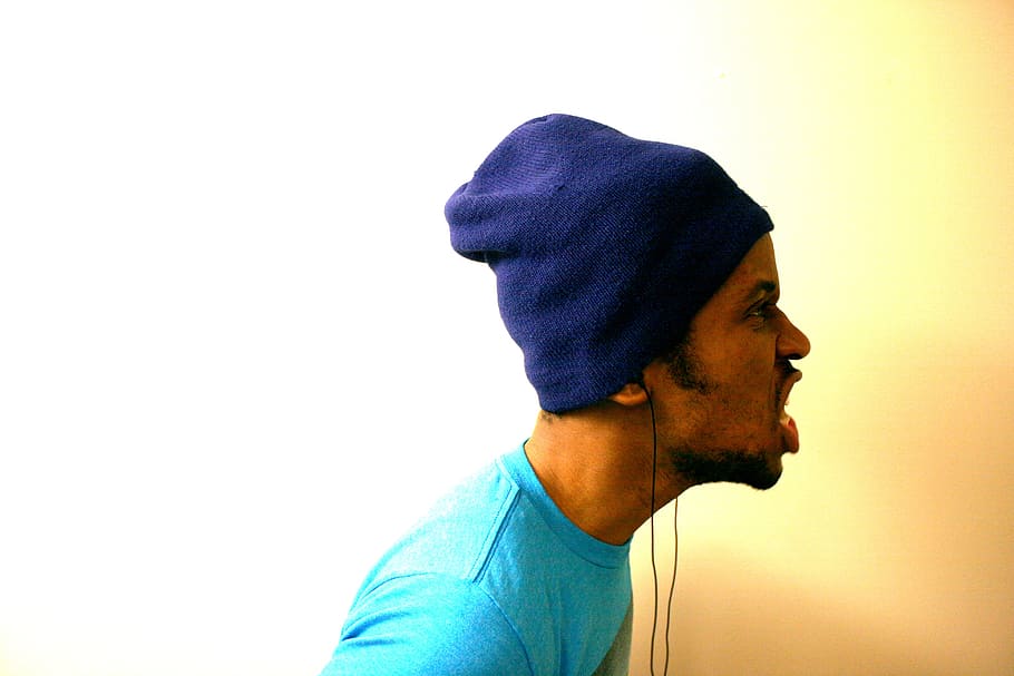 hombre, vistiendo, azul, de punto, gorra, chico, cara, sombrero, toque, auriculares