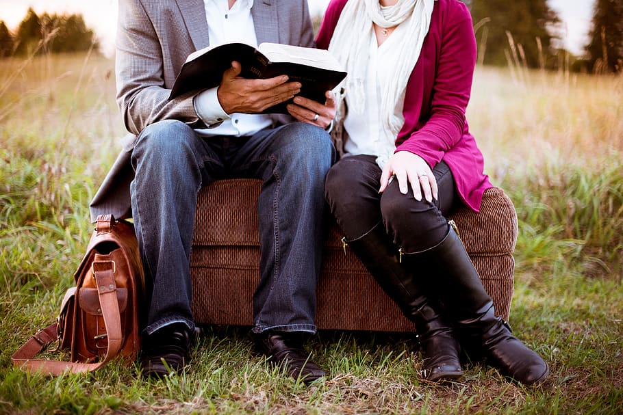 pessoas, homem, mulher, casal, sentado, lendo, livro, bíblia, bolsa, fora