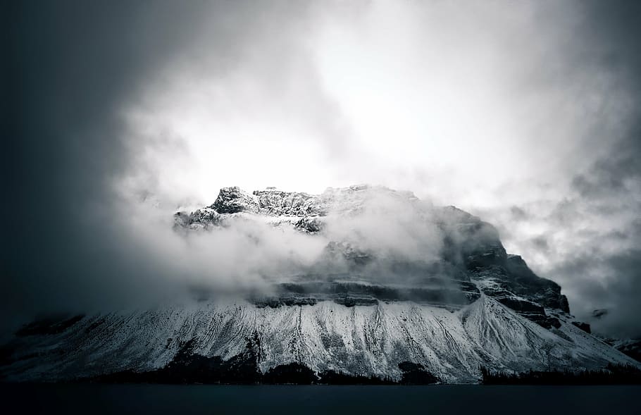Fotografía en escala de grises, montaña, Banff, Canadá, invierno, nieve, hielo, ventoso, bosque, árboles